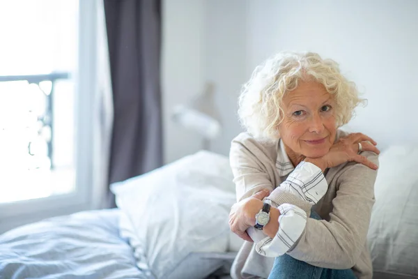 Porträtt Äldre Kvinna Sitter Hemma Ensam — Stockfoto