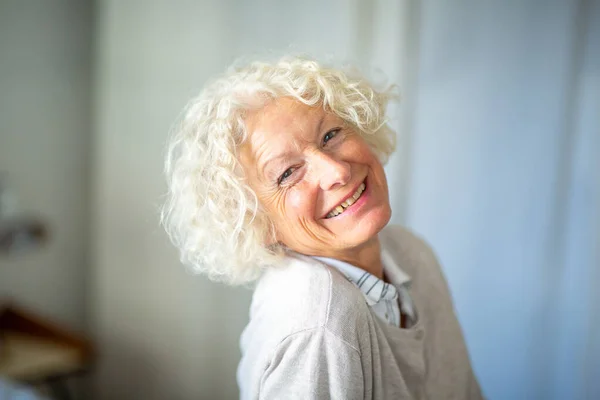 Közelkép Portré Gyönyörű Idősebb Nevet — Stock Fotó