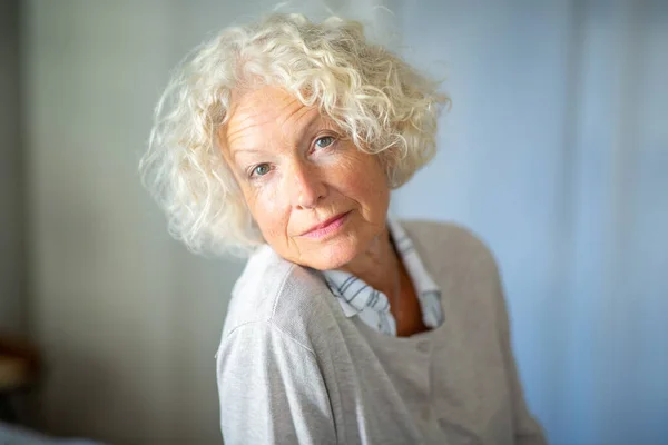 Kapalı Portre Güzel Yaşlı Kadın Dik Dik Bakıyor — Stok fotoğraf