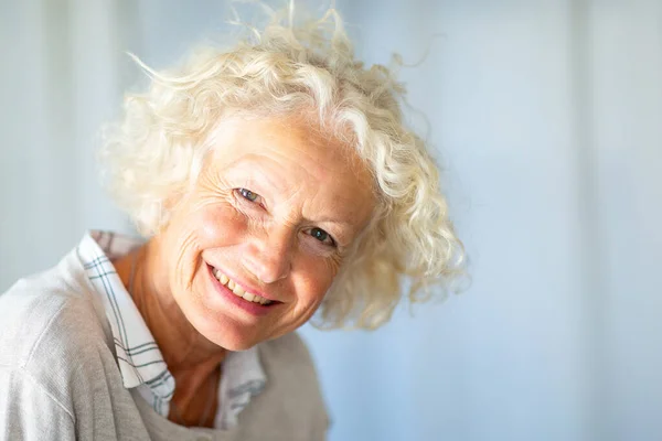 Gülümseyen Çekici Yaşlı Kadın Portresini Yakından Çek — Stok fotoğraf