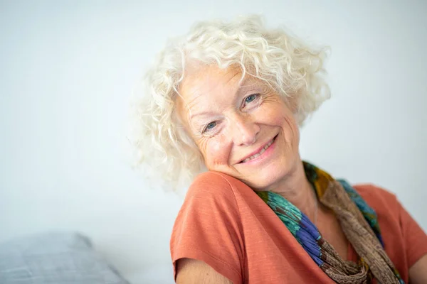 Beyaz Arka Planda Gülümseyen Yaşlı Kadın Portresini Kapat — Stok fotoğraf