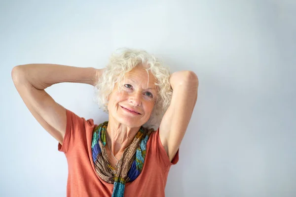 Beyaz Arka Planda Elleri Başının Arkasında Gülümseyen Yaşlı Kadın Portresini — Stok fotoğraf