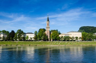 Salzburg 'da nehir kıyısında harika bir kilise.