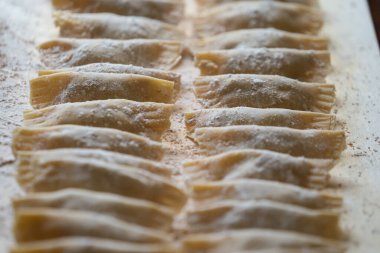 Tahta masada el yapımı makarna.