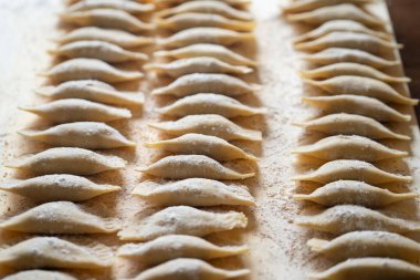 Tahta masada el yapımı makarna.