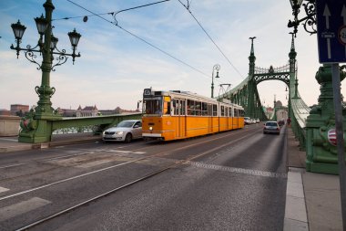 Budapeşte 'de Eski Bir Köprü' de Eski Tramvay