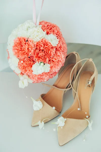 Zapatos Boda Ramo Novia Imagen De Stock