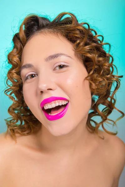 Retrato Una Hermosa Chica Alegre Chica Tiene Lápiz Labial Rosa Fotos De Stock