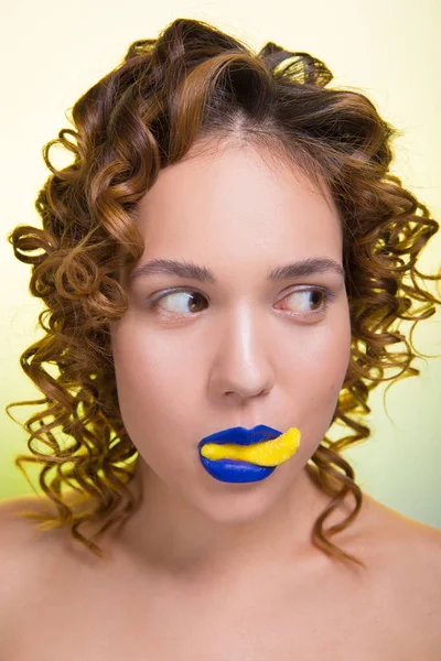 Beautiful Girl Colored Lipstick Lips Mouth Girl Yellow Candy Girl — Stock Photo, Image