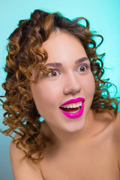 Hermosa Chica Alegre Con Lápiz Labial Brillante — Foto de Stock