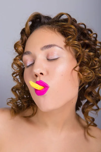 Renkli Ruj Dudakları Ile Güzel Kız Kızın Ağzına Bir Sarı — Stok fotoğraf