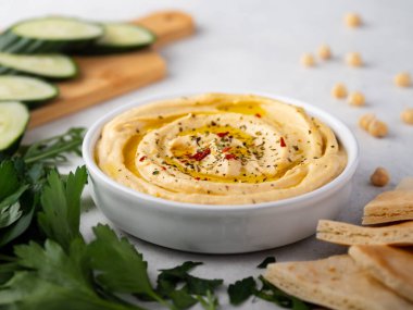 Salatalık dilimleri ve maydanozlu humus tabağı.