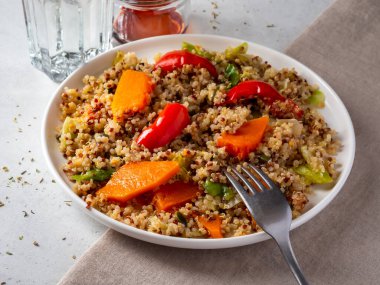 Kinoa ve fırında balkabağı salatası.