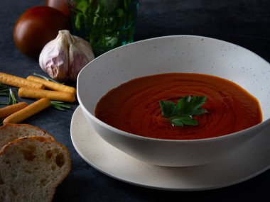 Sarımsak ve maydanozlu domates çorbası.