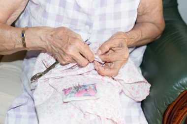 dikiş yaşlı kişi