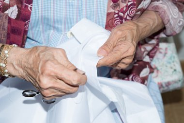 dikiş yaşlı kişi