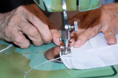 Bir dikiş makinesi ile üst düzey kadın