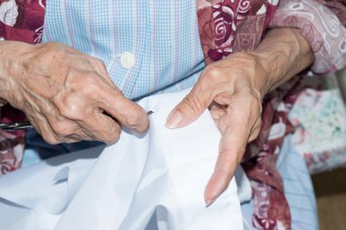 dikiş yaşlı kişi