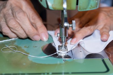 Bir dikiş makinesi ile üst düzey kadın