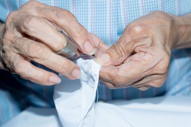 dikiş yaşlı kişi