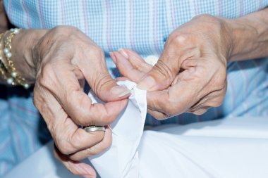 dikiş yaşlı kişi