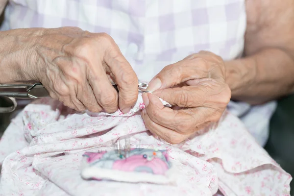 Sömnad äldre person — Stockfoto