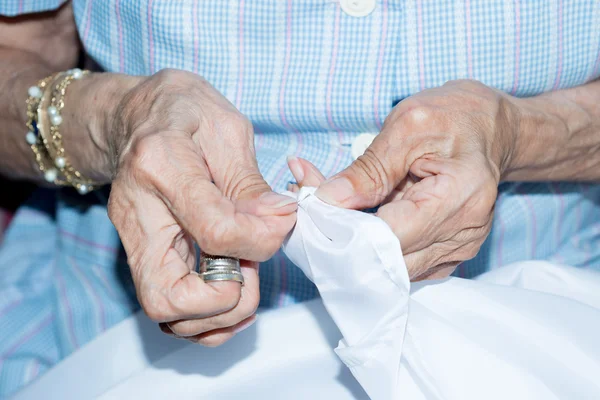 dikiş yaşlı kişi