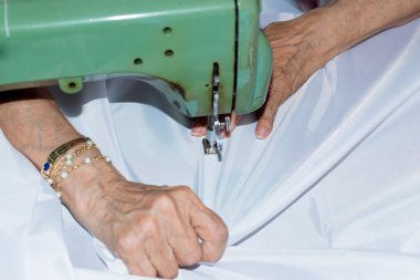 Bir dikiş makinesi ile üst düzey kadın