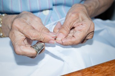 dikiş yaşlı kişi