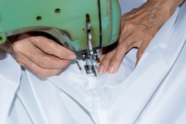 Bir dikiş makinesi ile üst düzey kadın