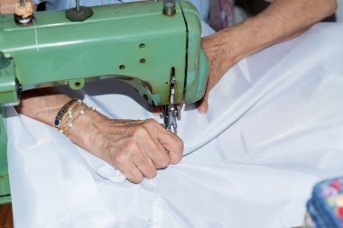 Bir dikiş makinesi ile üst düzey kadın