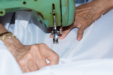 Bir dikiş makinesi ile üst düzey kadın