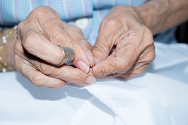 dikiş yaşlı kişi