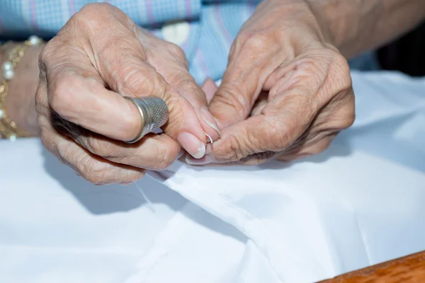 Sömnad äldre person — Stockfoto