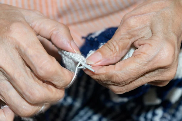 Detalj av en person som stickning — Stockfoto