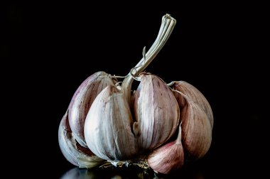 Siyah arka plan ile sarımsak