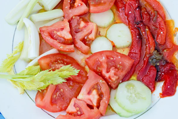 Pimentos e salada de tomate — Fotografia de Stock