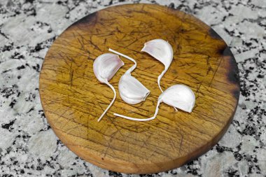 Sarımsak bir mutfak masasında