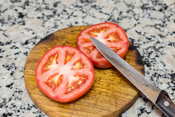 El tomate en la mesa de la cocina — Foto de Stock
