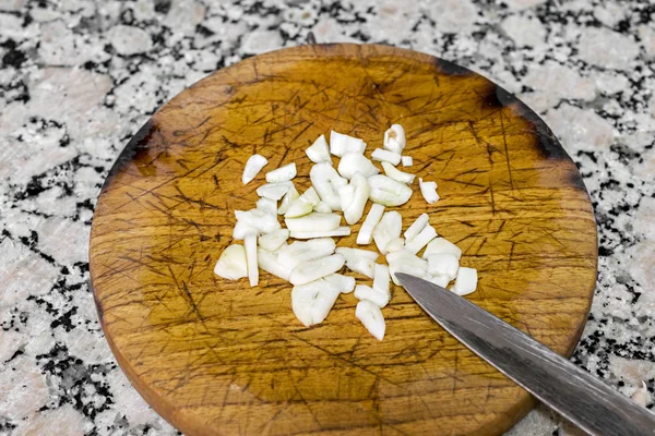 Knoflook op een keukentafel — Stockfoto