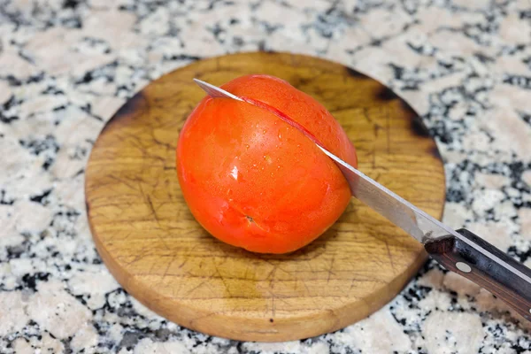 Tomat di atas meja dapur — Stok Foto
