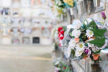 Mezarlıkta çiçekler.