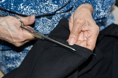 dikiş yaşlı kişi