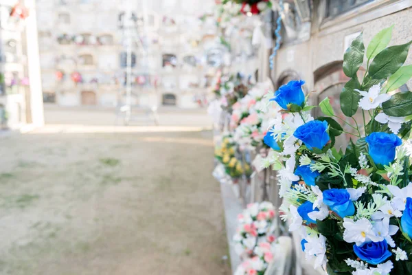 Flores en un cementerio — Foto de Stock