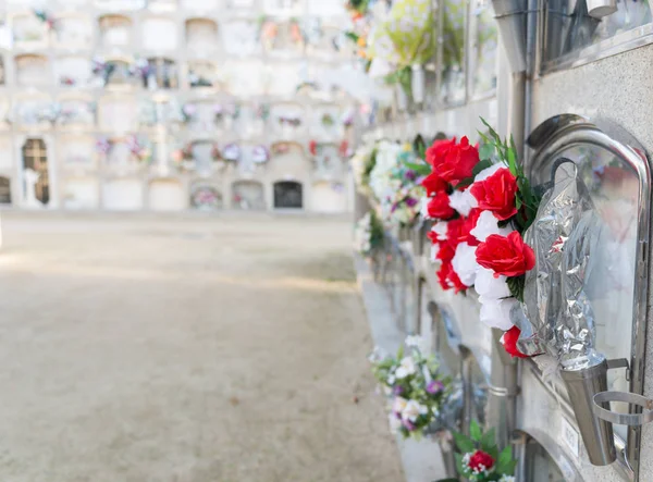 Mezarlıkta çiçekler.