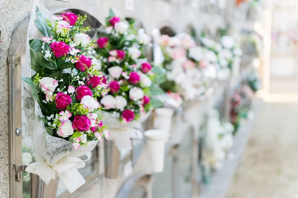 Virágok a temetőben — Stock Fotó