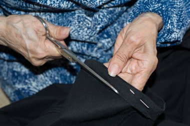 dikiş yaşlı kişi