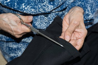 dikiş yaşlı kişi