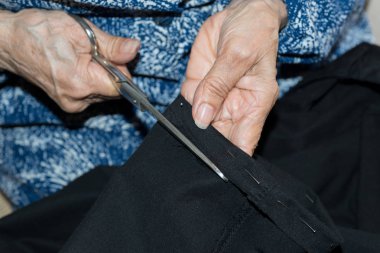 dikiş yaşlı kişi