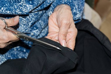 dikiş yaşlı kişi